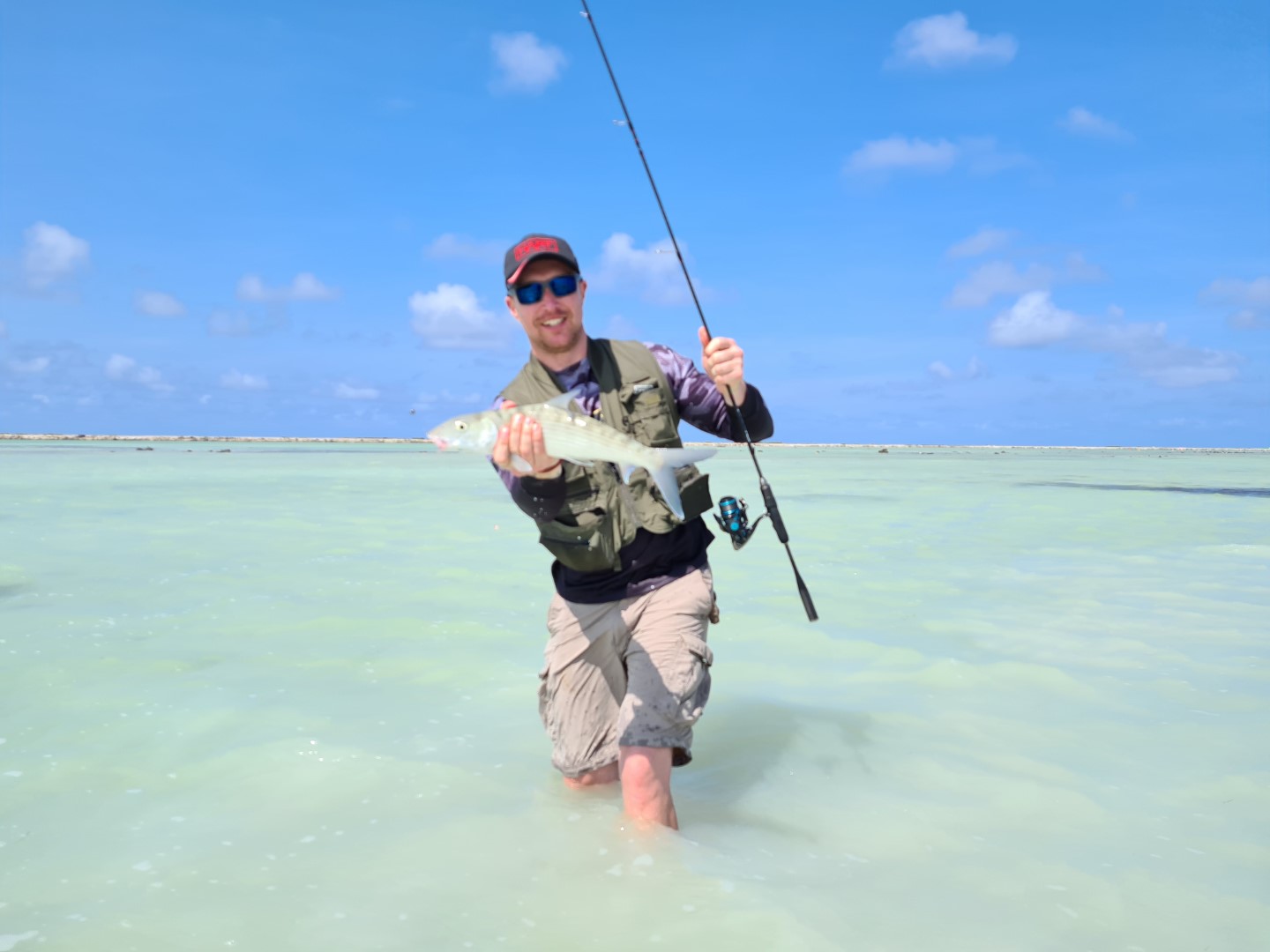 visser in het water met vis en hengel