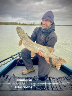 visser op vissersboot met vis